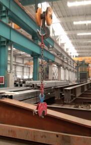 鋼板吊鉗協助工人將原材料區鋼板碼放整齊